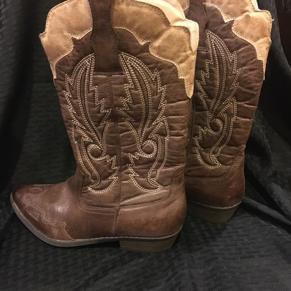 Coconut Cowgirl Boots with Heel - Picture 2 of 3
